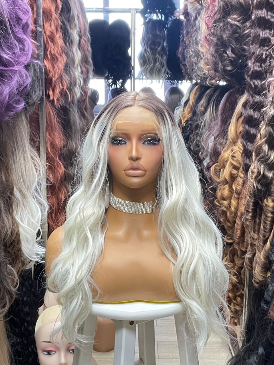 Wavy blonde wig with dark brown roots 32 inch