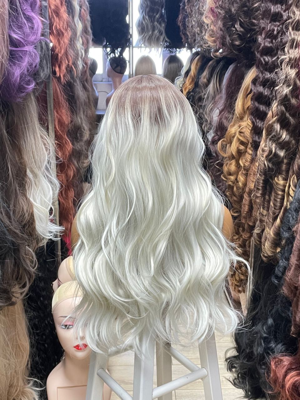 Wavy blonde wig with dark brown roots 32 inch